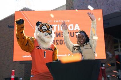 A student confirms her acceptance during Admitted Student Day at University of the Pacific.